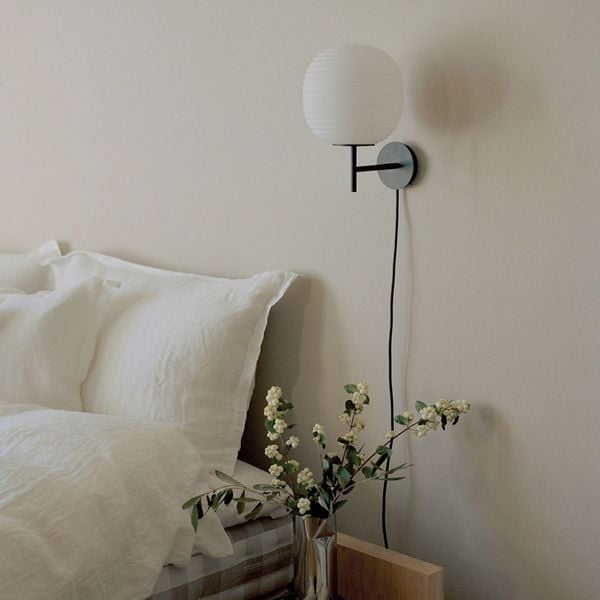 Une applique aux matériaux bruts pour une chambre paisible