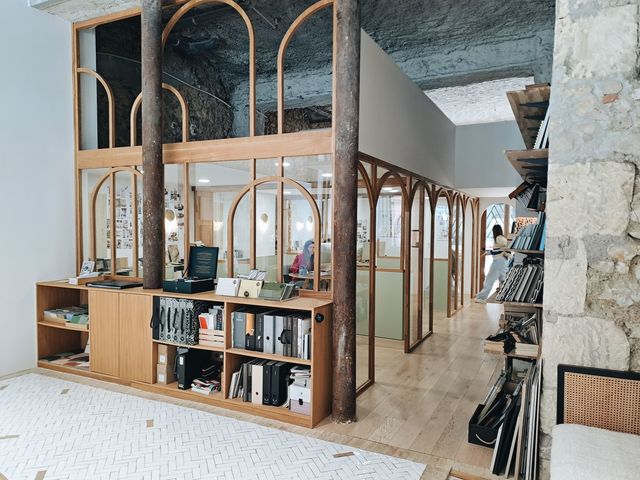 Derrière les cloisons vitrées, les bureaux de chaque architecte d'intérieur peuvent être isolés ou ouverts, selon les besoins.