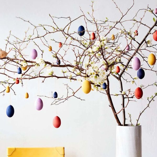 Des branches et quelques oeufs colorés pour un bricolage printanier