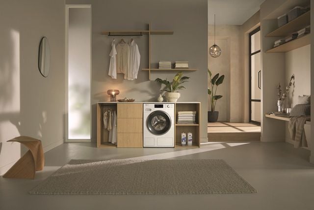 Pour un soin du linge économe en temps et en énergie, ce lave-linge 'intelligent' analyse la charge et adapte l'eau nécessaire. Lave-linge Miele W1 à chargement frontal " TwinDos et SingleWash ". Fonction EcoFeedback qui indique avec exactitude la consommation réelle d'électricité et d'eau. 2007 euros. Miele.