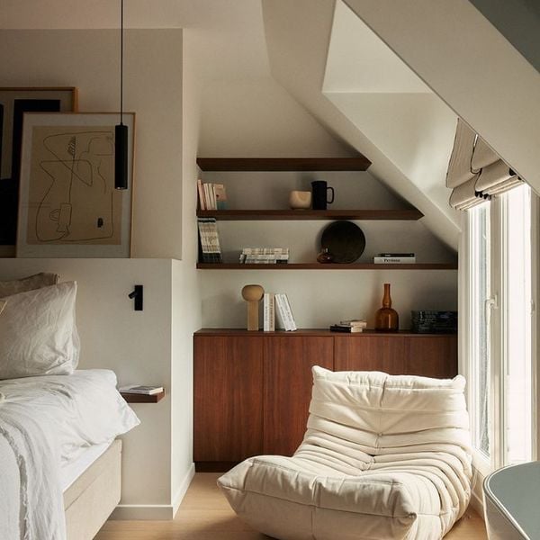 Une avancée structure la chambre en créant une tête de lit
