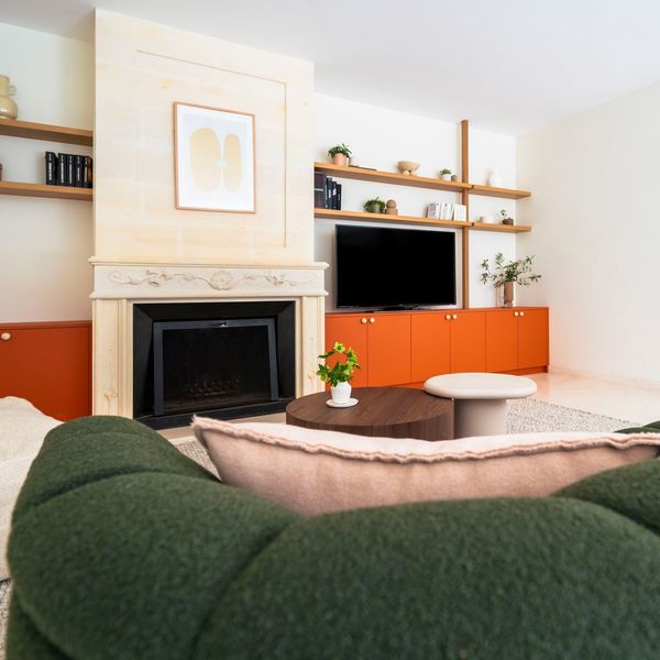 La télévision s'installe en décalé pour laisser sa place méritée à une belle cheminée