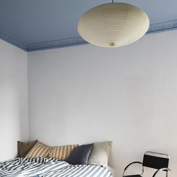 Avec un plafond bleu glacier, la chambre devient un cocon