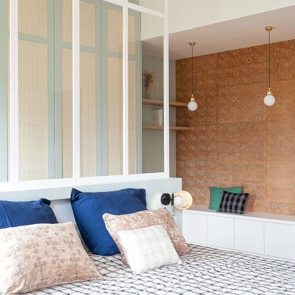 Blanc et bleu ciel : deux teintes qui rehaussent le terracotta