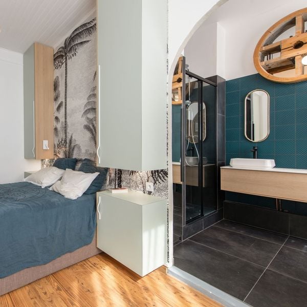 Une suite parentale avec une douche et deux espaces distincts