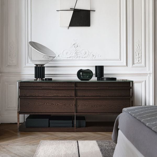 Du bois foncé et un piétement travaillé pour cette commode élégante