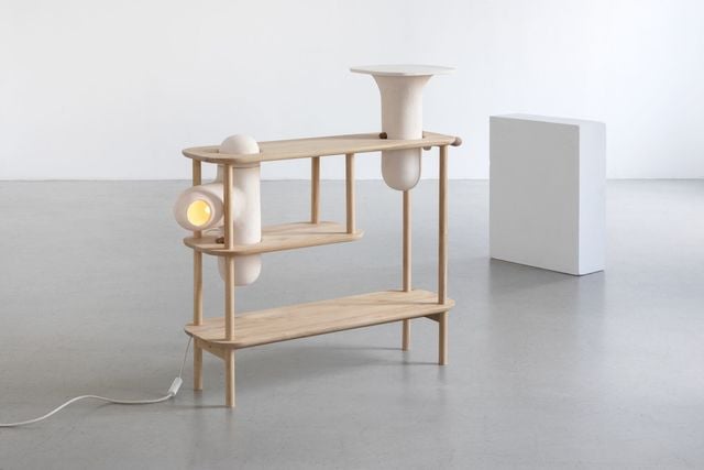 La desserte en chêne massif Crueso a été transformée par Elisa Uberti, artiste et designer dont l'atelier est situé à Roubaix. Elle a intégré dans la structure même du meuble une sculpture et une lampe en céramique en grès blanc.
