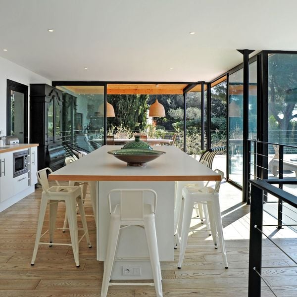 Une cuisine avec vue mer pour cette maison de la Côte d'Azur