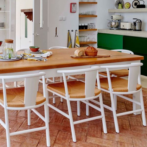 Avec le blanc, la terre cuite évoque un style solaire