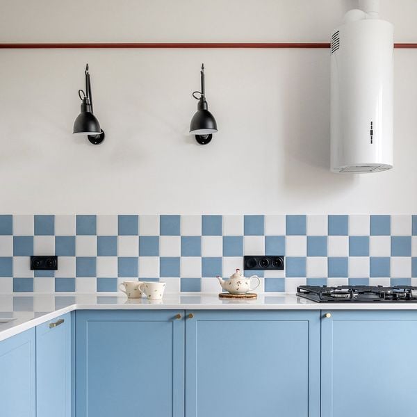 Inspiration rétro pour un bleu glacier en damier dans la cuisine