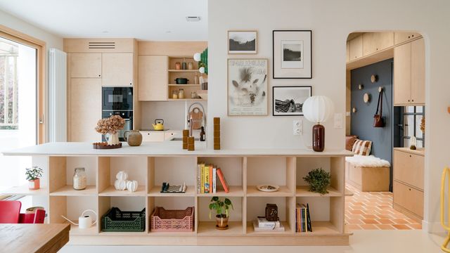 À Saint-Sébastien, une maison de 200 m2 rénovée avec du bois et des couleurs pop