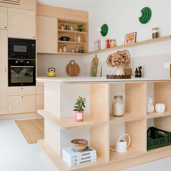 En inversant la configuration des équipements, la cuisine semble plus légère visuellement