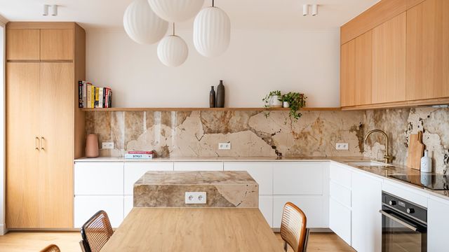 Un appartement parisien à l'image d'une jeune famille moderne
-
En photo : cuisine ouverte en chêne et quartzite Patagonia. Réalisation agence Audrey & Gabrielle