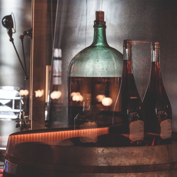 Dans le chai, des cuviers design pour une vinification élégante