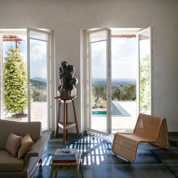 Choisir des portes-fenêtres pour créer du lien entre l'intérieur et l'extérieur