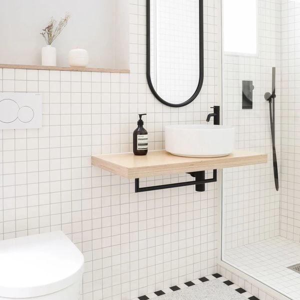 Dans une mini salle de bains, jouez la carte du blanc