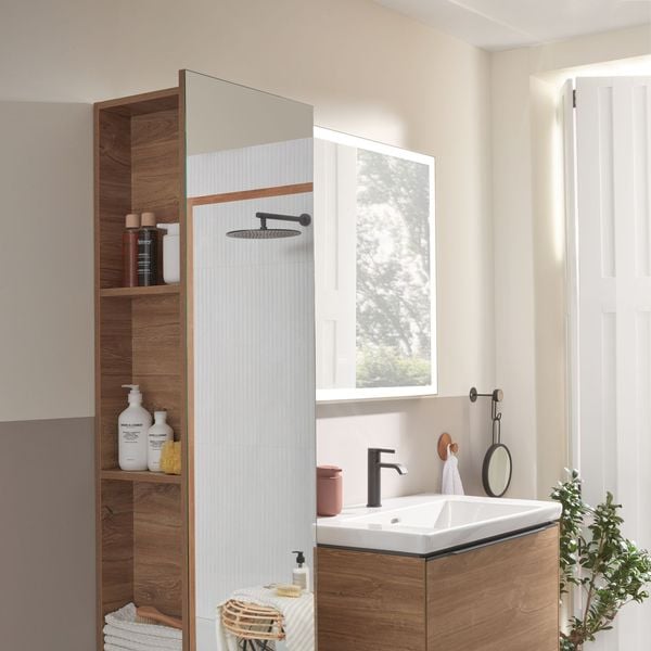 Dans une petite salle de bains, on choisit un meuble deux en un