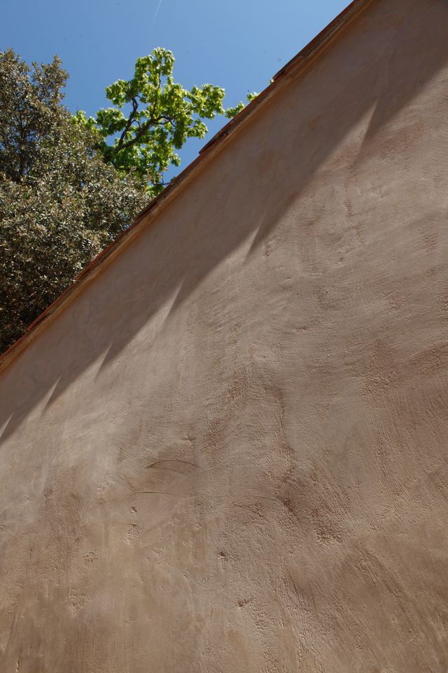 La respirabilité du Marmorino est une de ses vertus pour l'habitat : il laisse respirer les façades et même la maçonnerie.