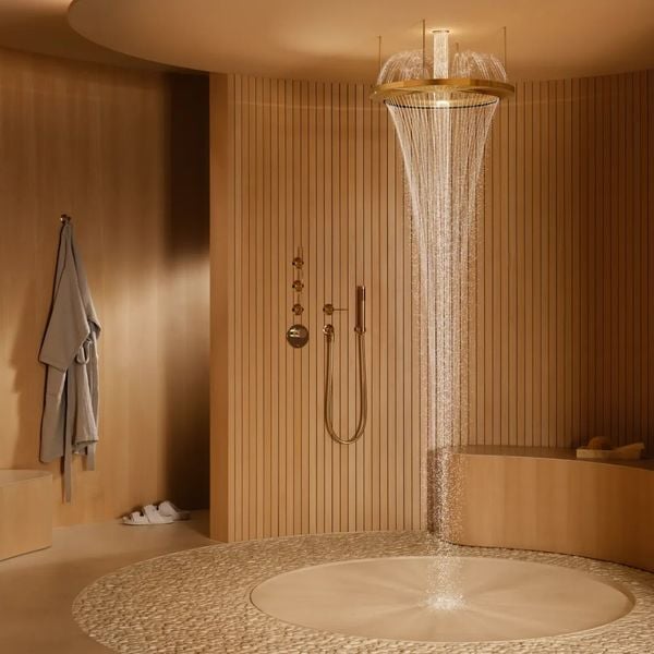 La douche se décline comme une sculpture d'eau