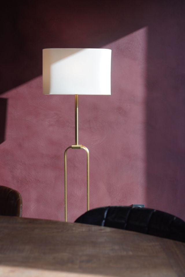 Le Marmorino apporte de la luminosité aux murs extérieurs comme intérieurs, et les enveloppe de nuances et teintes raffinées, avec un effet miroir unique. Ici Marmorino couleur Cèpe de Bordeaux.