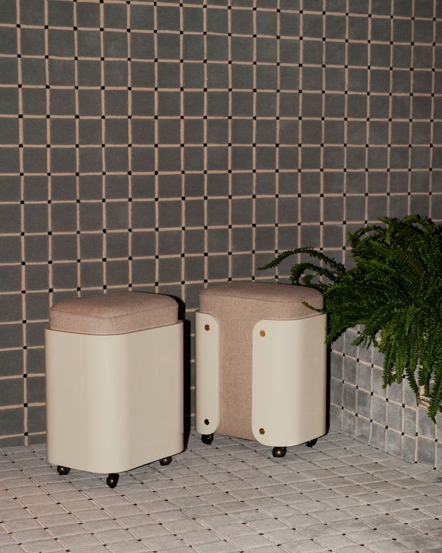 Les poufs sur roulettes, Quarona, cintrés de bois sculpté et habillés de matières nobles.