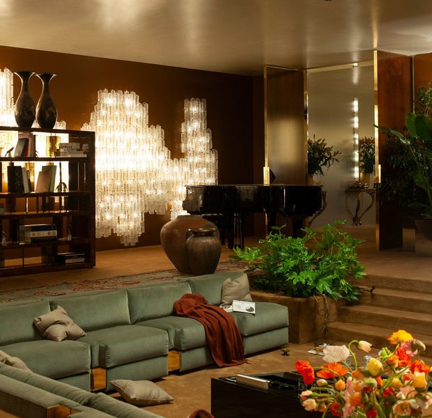 Loro Piana et Dimoremilano plongent Milan un décor cinématographique
-
En photo : le public se prépare au visionnage de La Prima Notte di Quiete, une installation recréant un intérieur des années 1970-1980 décoré de meubles d'exception conçus par Dimorestudio pour Loro Piana Interiors.