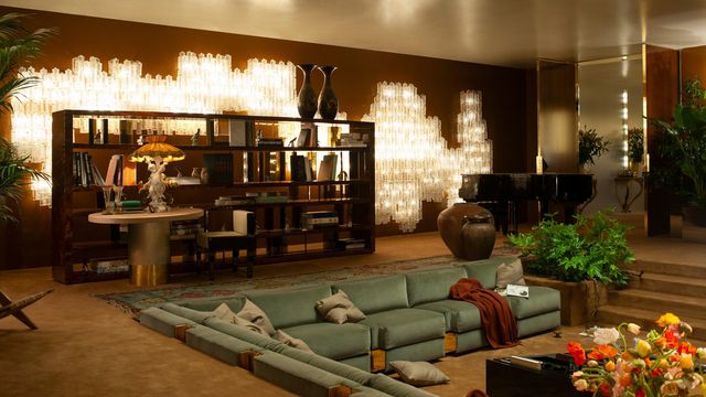 Loro Piana et Dimoremilano plongent Milan un décor cinématographique
-
En photo : le public se prépare au visionnage de La Prima Notte di Quiete, une installation recréant un intérieur des années 1970-1980 décoré de meubles d'exception conçus par Dimorestudio pour Loro Piana Interiors.
