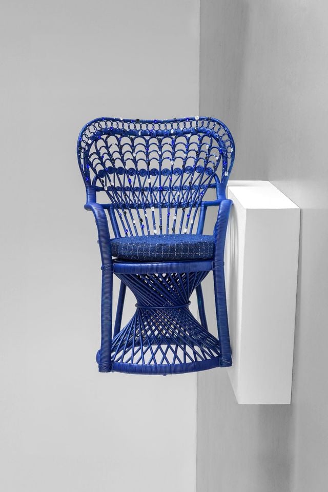 Inspiré par un ciel étoilé, le créateur de mode Benjamin Benmoyal a métamorphosé le fauteuil en rotin Malu. Avec une housse de coussin recouvert d'un tissu en tweed, développé sur-mesure à partir de fils provenant dedeadstocks et rehaussé d'un mélange de lurex argenté et de sequins, le fauteuil affiche un bleu nuit et des cristaux à la façon d'ornements.