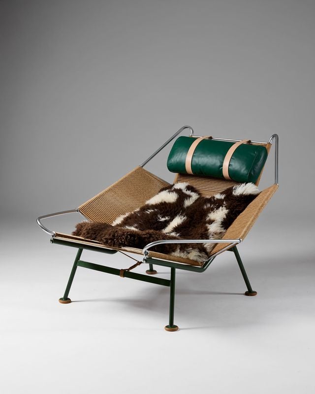 Des pièces cultes du design scandinave du XXème siècle à découvrir lors du PAD Paris avec la galerie Modernity (en photo "The Flag Halyard Chair" designed by Hans Wegner for Getama, Denmark, 1950s Furniture).