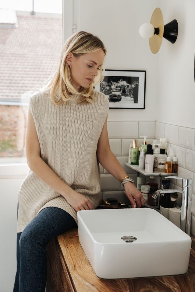 Si la salle de bains est une pièce où elle aime passer du temps, la routine de Mathilde reste assez simple et rapide.
