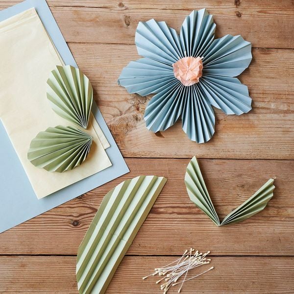 Avec du papier de soie, des fleurs à réaliser soi-même pour décorer la maison