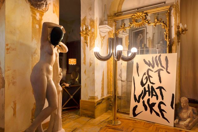 Références culturelles et innovation se rencontrent à travers une scénographie remarquable.