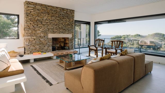 Sur la presqu'île de Giens, une maison des années 60 renaît face à la mer
