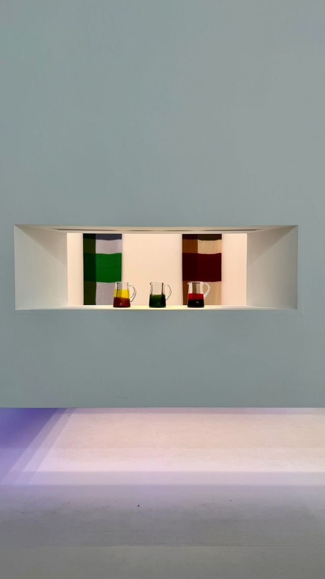 Les nouvelles pièces d'Hermès se dévoilent au sein d'imposantes boîtes blanches qui déploient des halos de lumières vives au sol.