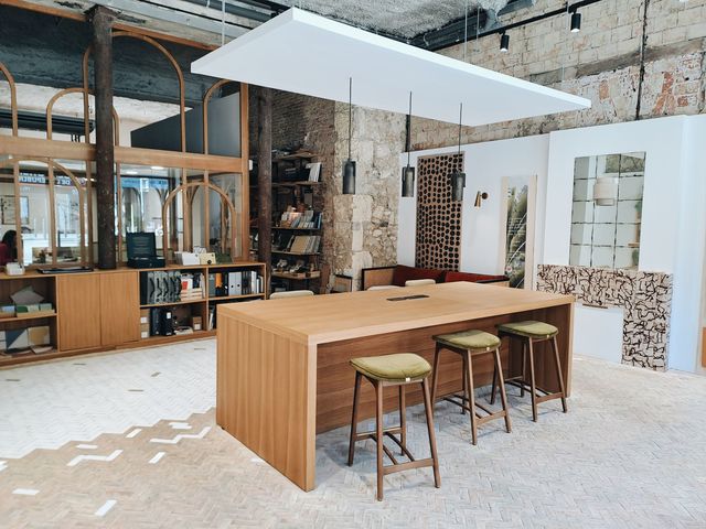 Cet espace a été pensé dans la continuité de la boutique, comme une prolongation naturelle.