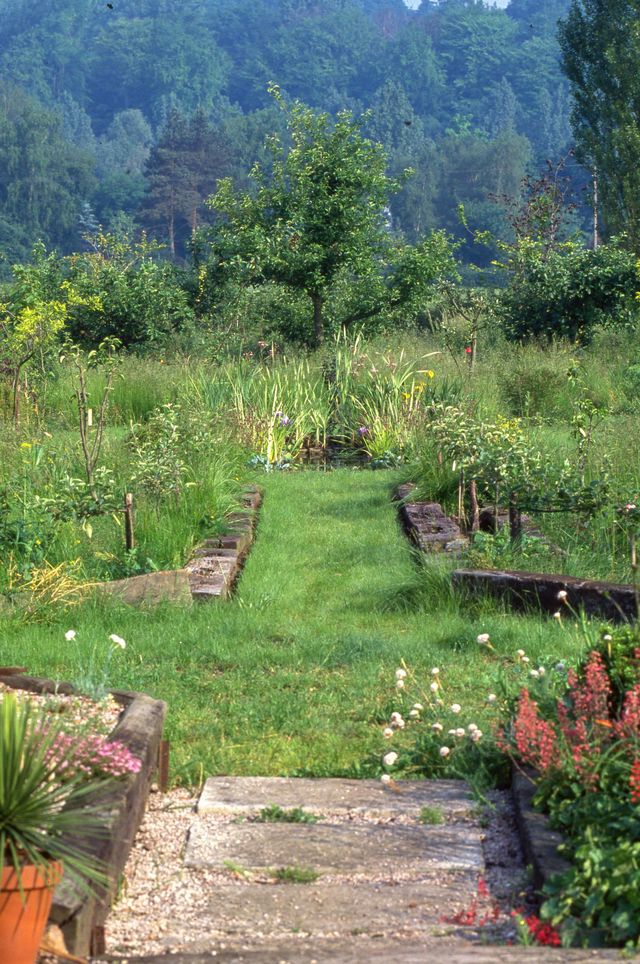 Le jardin de curé est l'exemple typique d'un jardin personnel, intime, organisé selon des goûts ou besoins particuliers.