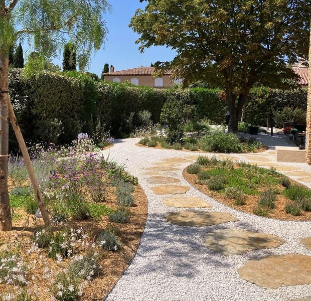 Un jardin méditerranéen tout en courbes à Saint-Cyr-sur-Mer
-
Réalisation Vanessa Cottin
