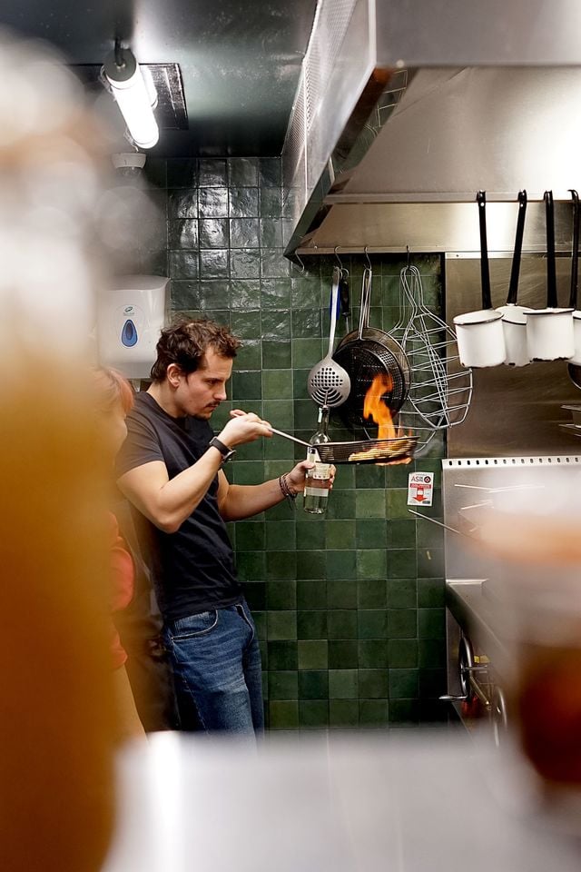 Avec l'envie de concrétiser sa passion pour la cuisine, Juan Arbelaez quitte la Colombie et passe du rêve à la réalité en entamant une carrière auprès de chefs renommés.