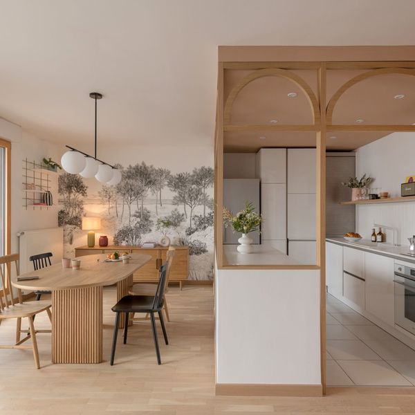 La cuisine, dessinée par les arches, ouvre sur le salon et la salle à manger