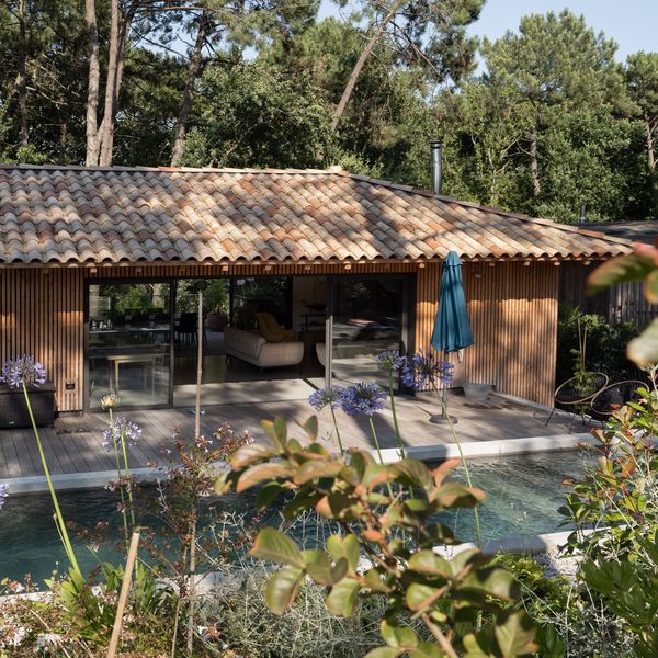 Depuis l'extérieur, on ne distingue que la partie haute de la maison