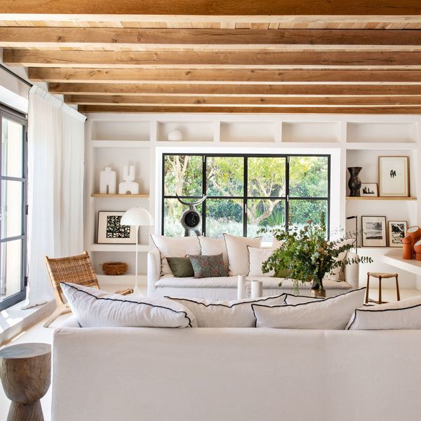 Généreux, le salon de cette maison à Hyères s'ouvre sur le jardin
