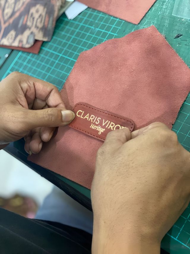 Claris Virot c'est une histoire de savoir-faire et d'artisanat. Depuis le lancement de sa marque, la créatrice s'entoure d'artisans locaux pour réaliser ses collections.