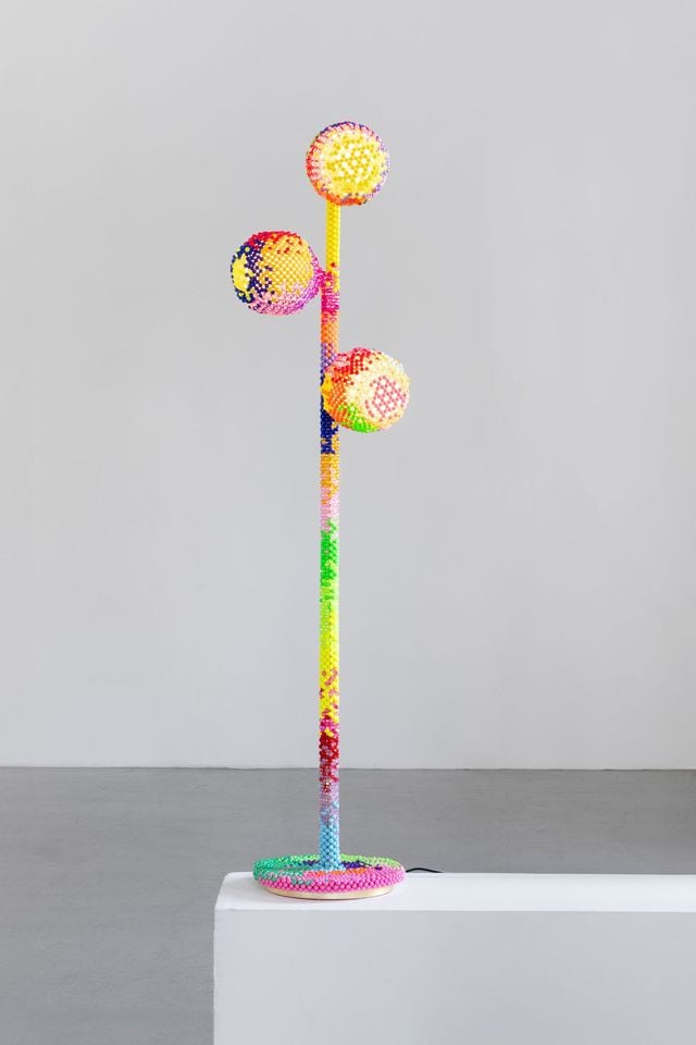 Le créateur de mode Kevin Germanier a sublimé le luminaire Moricio en le recouvrant intégralement de perles multicolores upcyclées (en résine ou PVC). Un clin d'oeil à son univers pop !