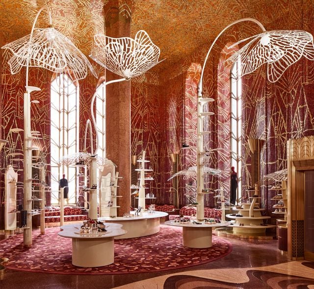 Dans un cadre majestueux qui compte parmi les plus beaux intérieurs patrimoniaux de New York, la Red Room du Printemps accueille les souliers des grandes maisons de luxe.
