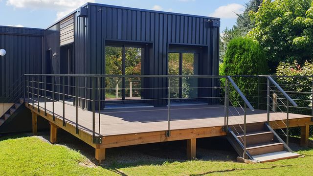 Quel est le vrai prix d'une maison container ? Voici les chiffres clés
-
En photo : une maison container peut coûter 20 à 50 % moins cher qu'une maison classique pour des projets comparables, mais cette variation dépend des choix de design et des besoins spécifiques.