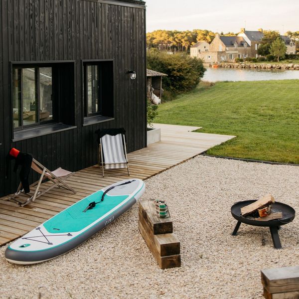 Une terrasse où il fait bon vivre et profiter du bord de rivière