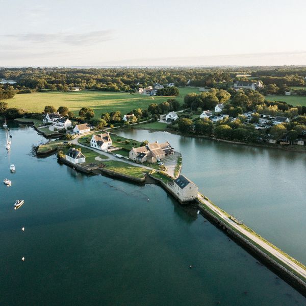 La maison est bordée par l'eau