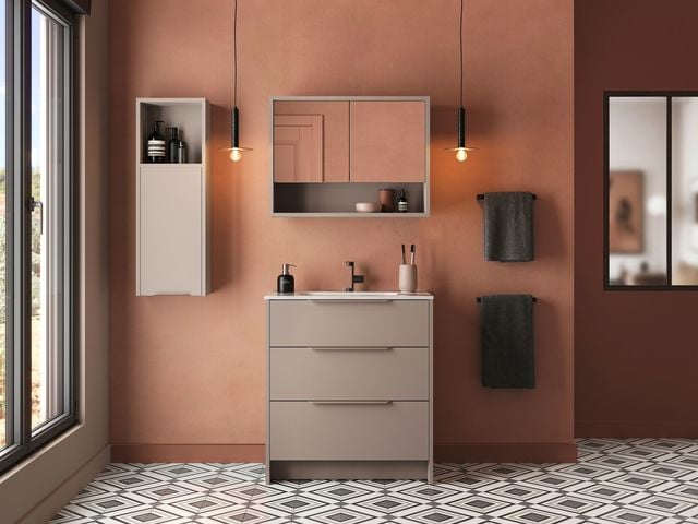 Que ce soit le miroir, une colonne ou une armoire, les différents éléments de la salle de bains doivent s'aligner pour éviter un effet brouillon (en photo : meuble et demi-colonne Fabian, Lapeyre).