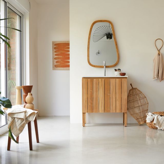 Au-delà de sa hauteur, le meuble doit être installé de façon pertinente pour une salle de bains facile à l'usage (en photo : meuble salle de bain en teck massif et céramique 80 cm Jill, Tikamoon).