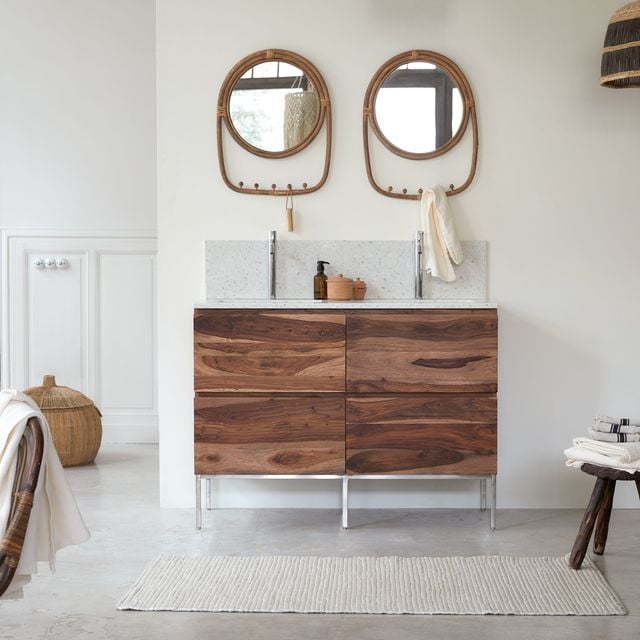 Les usagers sont le premier point à considérer pour la hauteur d'un meuble de salle de bains (en photo : meuble en palissandre et terrazzo premium Moon 120 cm, Tikamoon).